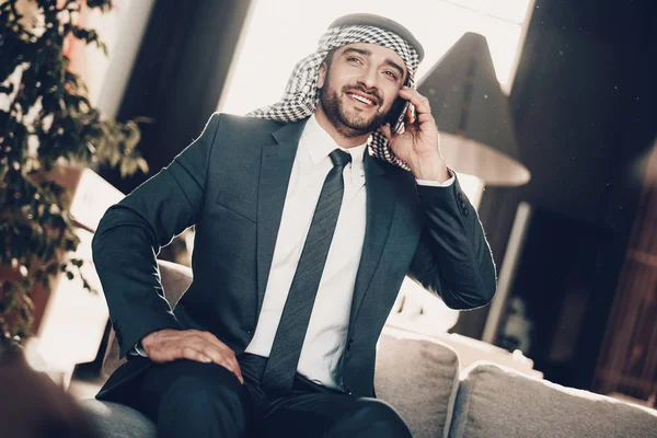 Arabský Obchodník Muž Černém Obleku Zkušený Podnikatel Úspěšný Mladý Muž — Stock fotografie