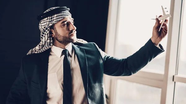 Uomo Affari Arabo Uomo Vestito Nero Imprenditore Esperto Giovanotto Successo — Foto Stock