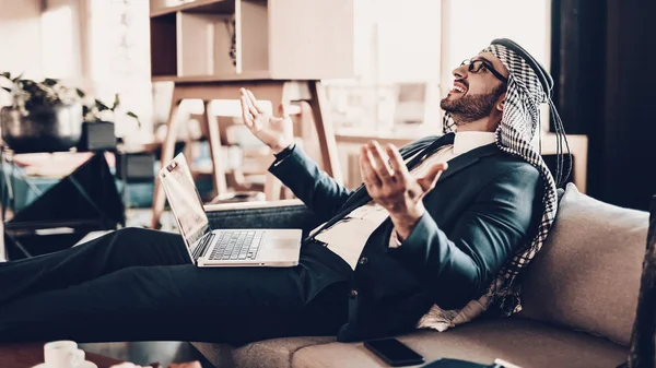 Geschäftsmann Mit Laptop Arabischer Geschäftsmann Mann Schwarzen Anzug Erfahrener Unternehmer — Stockfoto