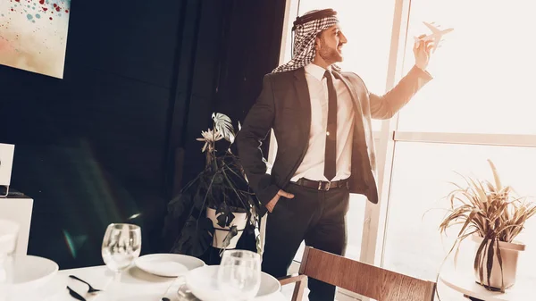 Uomo Affari Arabo Uomo Vestito Nero Imprenditore Esperto Giovanotto Successo — Foto Stock