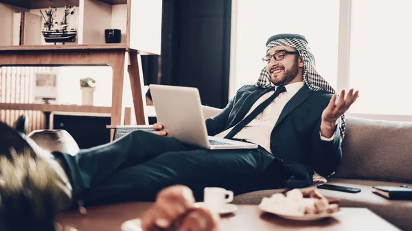 Empresario Usando Laptop Empresario Árabe Hombre Vestido Con Traje Negro — Foto de Stock