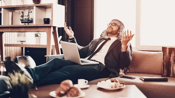 Zakenman Met Behulp Van Laptop Arabische Zakenman Man Zwart Pak — Stockfoto