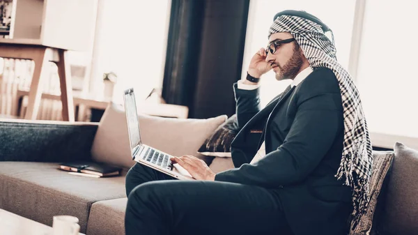 Geschäftsmann Mit Laptop Arabischer Geschäftsmann Mann Schwarzen Anzug Erfahrener Unternehmer — Stockfoto