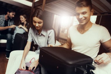 Hostel genç insanlar için. Seyahat arkadaşlarım. Hostel küçük odada. Birlikte vakit. ranza yatak odasında. gülümseyen insanlar. İletişim. Tüm çözdükten Bagaj hosteli. yataklar üzerinde oturmak.
