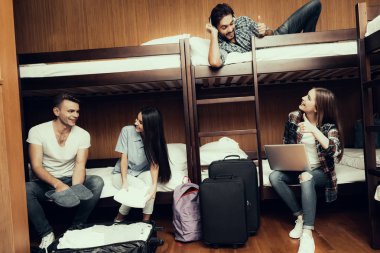 Hostel genç insanlar için. Seyahat arkadaşlarım. Hostel küçük odada. Birlikte vakit. ranza yatak odasında. gülümseyen insanlar. İletişim. Otur ve yatağa uzan. Bagaj açmak. Çok iyi