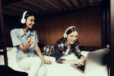 Hostel genç insanlar için. Seyahat arkadaşlarım. Hostel küçük odada. Birlikte vakit. ranza yatak odasında. gülümseyen kadın. İletişim. Laptop arıyorum. kızlar yatakta. müzik dinlemek