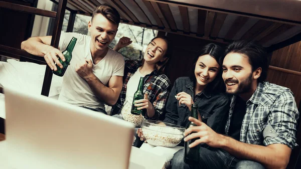 Hostel Pro Mladé Lidi Nejlepší Přátelé Uživatele Hraní Malý Pokoj — Stock fotografie