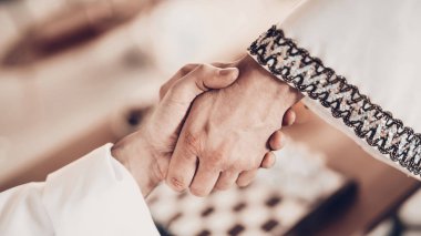 Araplar sallamak ellerin birbirine yakın çekim