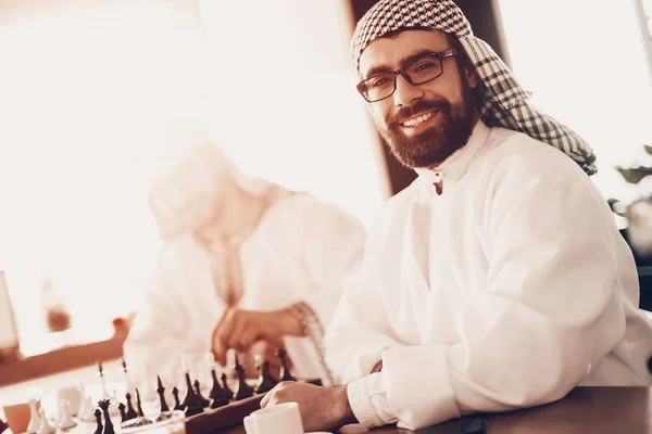 Арабский Бизнесмен Человек Белой Одежде Опытный Предприниматель Успешный Молодой Человек — стоковое фото