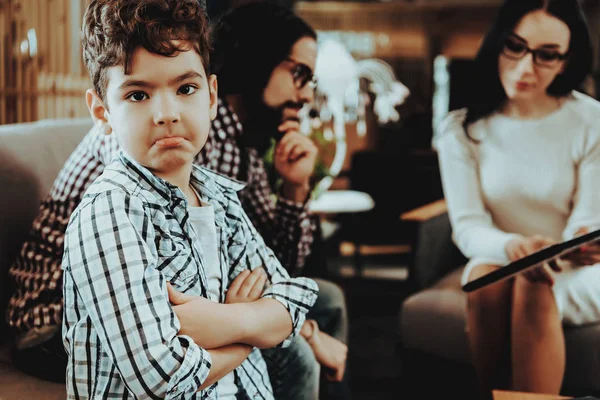 Arabische Familie Bij Receptie Psychotherapeut Familie Vader Zoon Psychotherapeut Kaukasische — Stockfoto