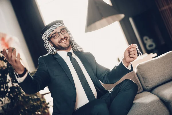 Arabský Obchodník Muž Černém Obleku Zkušený Podnikatel Úspěšný Mladý Muž — Stock fotografie
