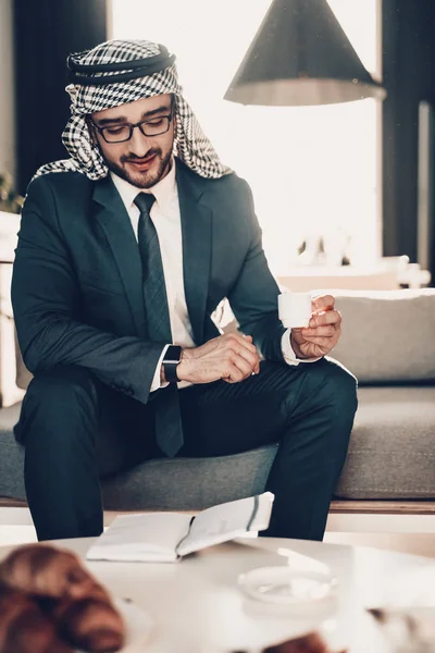 Uomo Affari Arabo Uomo Vestito Nero Imprenditore Esperto Giovanotto Successo — Foto Stock