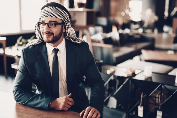 Arabischer Geschäftsmann Mann Schwarzen Anzug Erfahrener Unternehmer Erfolgreicher Junger Mann Stockfoto