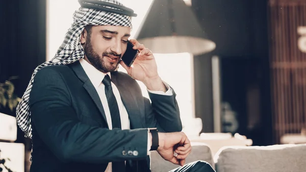 사업가입니다 남자는 양복에 착용입니다 기업가 사무실에 성공적인 전화에 말하기입니다 소파에 — 스톡 사진