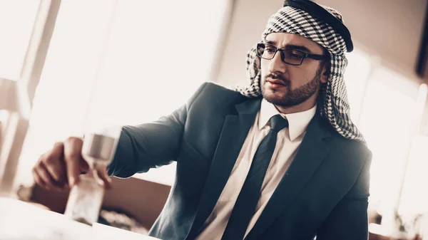 Arabský Obchodník Muž Černém Obleku Zkušený Podnikatel Úspěšný Mladý Člověk — Stock fotografie