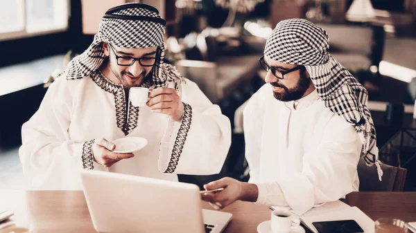 Arabieren Zakenman Mannen Witte Kleren Dragen Ervaren Ondernemer Succesvolle Jonge — Stockfoto