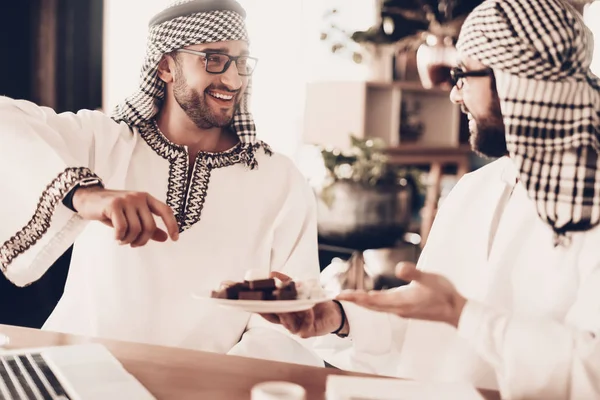 Mannen Witte Kleren Dragen Ervaren Ondernemer Succesvolle Jonge Man Portret — Stockfoto