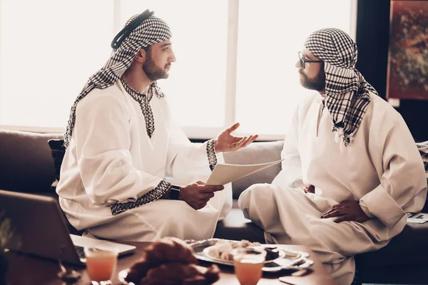 Empresario Árabe Hombres Vestidos Con Ropa Blanca Empresario Experimentado Jóvenes — Foto de Stock