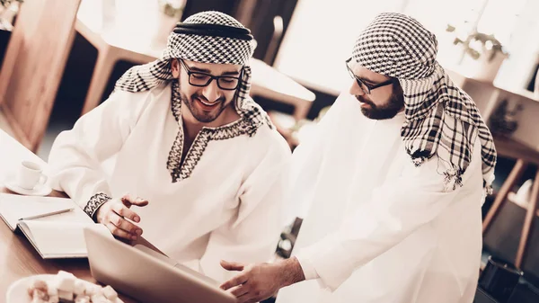 Arabieren Zakenman Mannen Witte Kleren Dragen Ervaren Ondernemer Succesvolle Jonge — Stockfoto