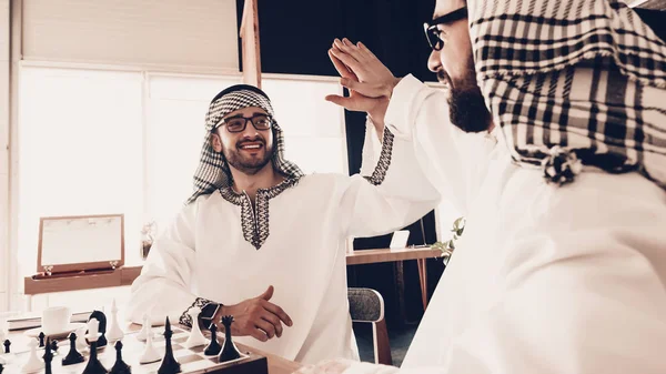 Arabische Zakenman Mannen Witte Kleren Dragen Ervaren Ondernemer Succesvolle Jonge — Stockfoto