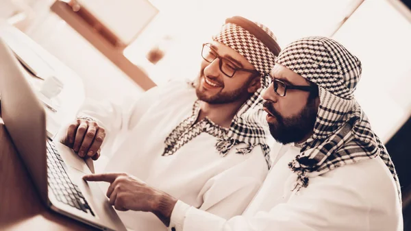 Arabieren Zakenman Mannen Witte Kleren Dragen Ervaren Ondernemer Succesvolle Jonge — Stockfoto