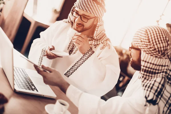 Araberna Affärsman Män Bär Vita Kläder Erfaren Entreprenör Framgångsrik Ung — Stockfoto