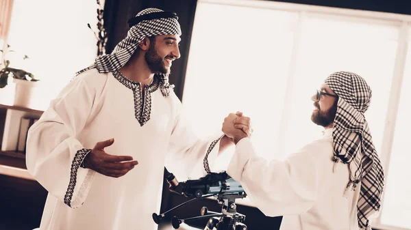 Arabs Researchers Men Wearing White Clothes Successful Young Men Portrait — Stock Photo, Image