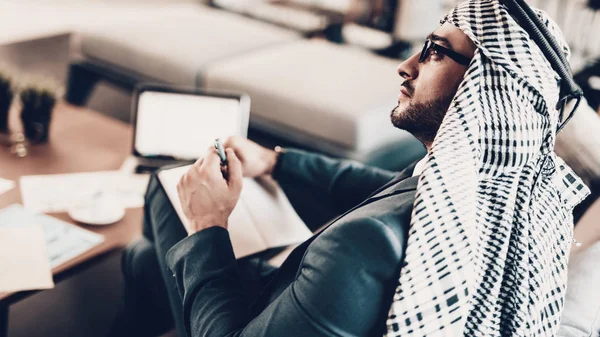 Laptop Auf Dem Tisch Arabischer Geschäftsmann Mann Schwarzen Anzug Erfahrener — Stockfoto