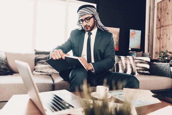 Ordenador Portátil Mesa Empresario Árabe Hombre Vestido Con Traje Negro —  Fotos de Stock