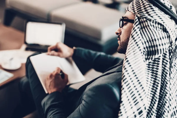 Laptop Auf Dem Tisch Arabischer Geschäftsmann Mann Schwarzen Anzug Erfahrener — Stockfoto