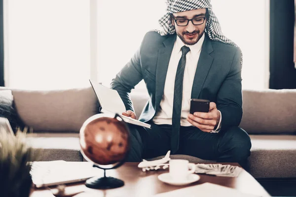 Laptop Bordet Arabisk Affärsman Man Klädd Svart Kostym Erfaren Entreprenör — Stockfoto