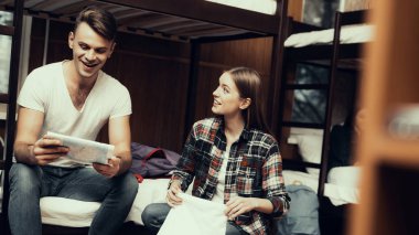 Gençler yurdu. En İyi Arkadaşlar Seyahat Ediyor. Yurtta küçük bir oda. Birlikte vakit geçirin. Ranzalar odaya. Gülümseyen insanlar.. yatağa oturun. Arkadaşların portresi. Çantalarını boşalt. Erkekler yardım eder. Haritaya bak