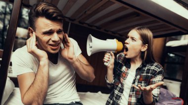 Gençler yurdu. En İyi Arkadaşlar Seyahat Ediyor. Yurtta küçük bir oda. Birlikte vakit geçirin. Ranzalar odaya. Yatağa otur. Ağızlıkla bağıran bir kadın. Adam kulaklarını kapadı. Kızgın kız. kırpılmış