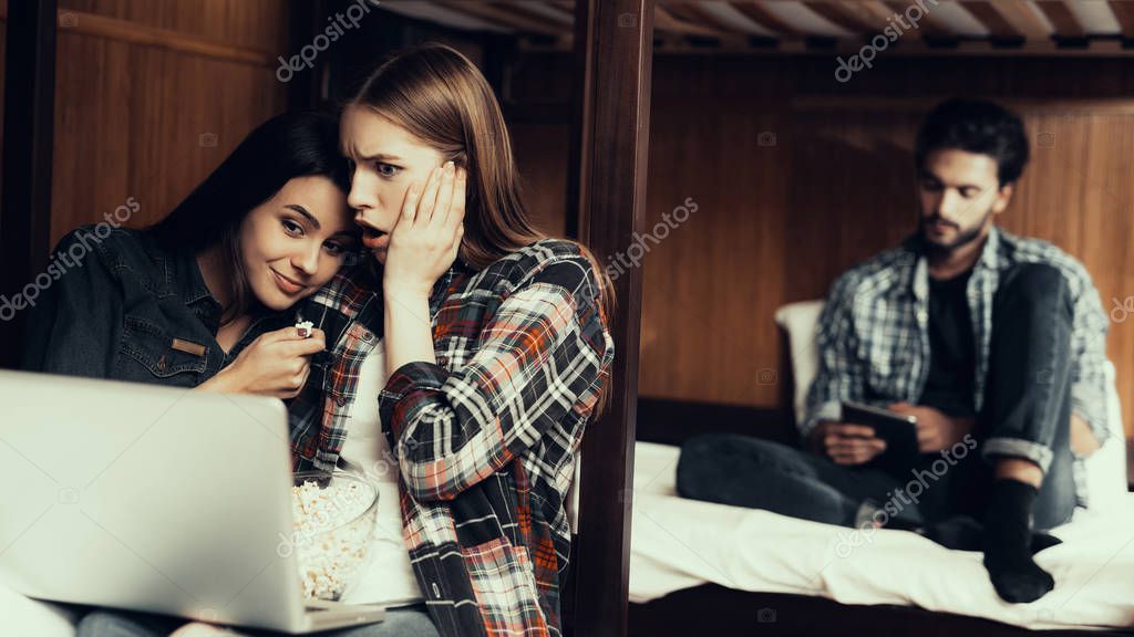 Русские подруги лесбиянки в общежитии фото