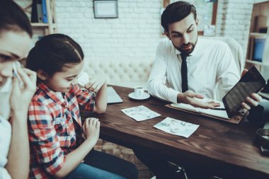 Özel dedektiflik bürosundaki müşterileri olan bir dedektif. Dedektif Kafkasyalı bir adam. Müşteriler kızıyla annesi. Adam Tablet 'te Müşterilere Bir Şey Gösteriyor. Kadın ve Kız Ağlıyor.