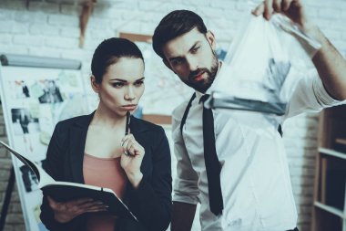 Dedektifler Özel Dedektiflik Bürosu 'nda çalışıyor. Dedektifler genç beyaz erkek ve kadın. Adam elinde kanıt olan bir paket tutuyor. Not Defterine Not Yazan Kadın. İnsanlar düşünüyor..