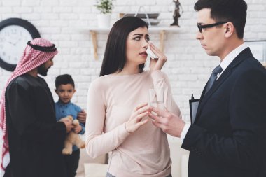 Arap karı koca ofiste takım elbiseli boşanma avukatı. Adam oğlunun velayetini almak.