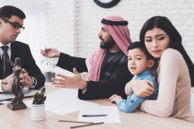Avukat Arap karı koca ofiste takım elbiseli. Adam dolum boşanma belgelerini, kadın holding oğlu.