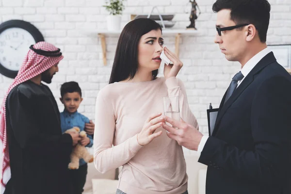 Arap Karı Koca Ofiste Takım Elbiseli Boşanma Avukatı Adam Oğlunun — Stok fotoğraf