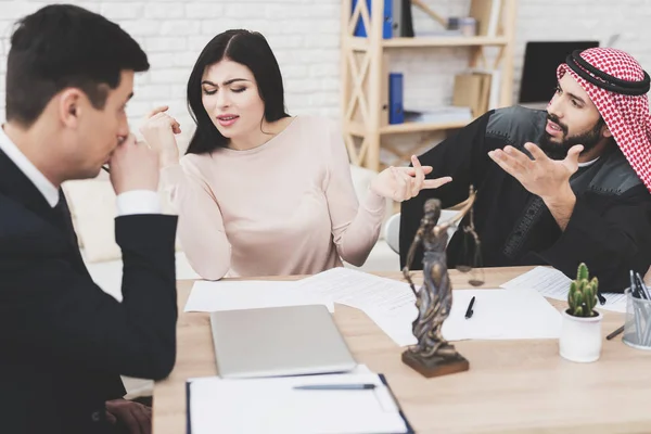 Abogado Traje Oficina Con Marido Árabe Esposa Pareja Está Discutiendo — Foto de Stock