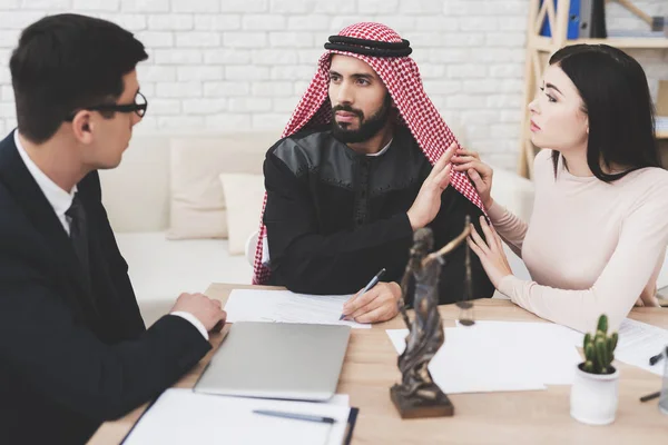 Advokat Kostym Kontor Med Arabisk Man Och Hustru Mannen Frågor — Stockfoto