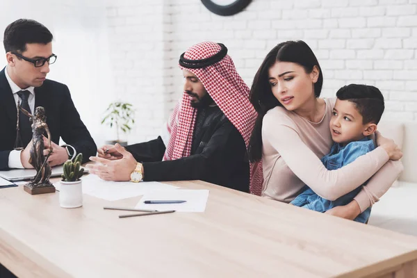 律师在办公室与阿拉伯丈夫和妻子 男人在填写离婚文件 女人抱着儿子 — 图库照片