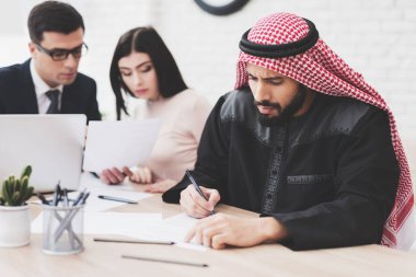 Takım elbiseli bir avukat ve karı koca..