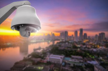 Cctv kontrolü, güvenlik kameraları. Zemin alacakaranlık sırasında şehrin manzarası ile.