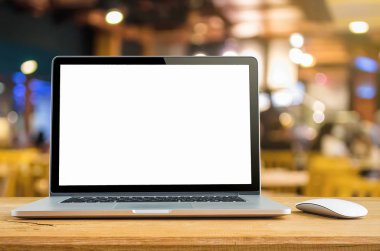 Kavramsal çalışma alanı, tablo, boş beyaz ekran ile dizüstü bilgisayar arka plan bulanık.