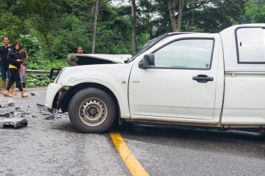Nan, Tayland - Ekim 25: Tanımlanmamış kaza kaza: dağ araba üzerinde 25 Ekim 2016 ili Nan, Tayland tanımsız trafik sıkışıklığı içinde Sokak