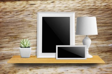 Kitaplık - ürün görüntü için üzerinde yol, lambalar ve saksı kaktüs kırpma ile izole boş resim çerçevesi.