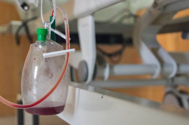 Plastik şişe kan yatağın yanında. Hasta Odaları.