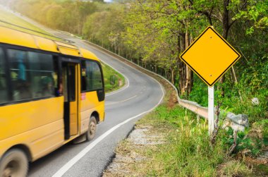 Trafik işaretleri uyarıları boş, kavramları sürücüyle dikkat.