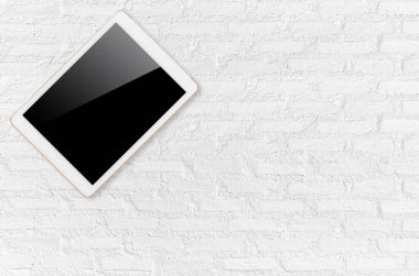 Beyaz duvar arka plan üzerinde kırpma yoluyla izole ekranlı dijital tablet bilgisayar.